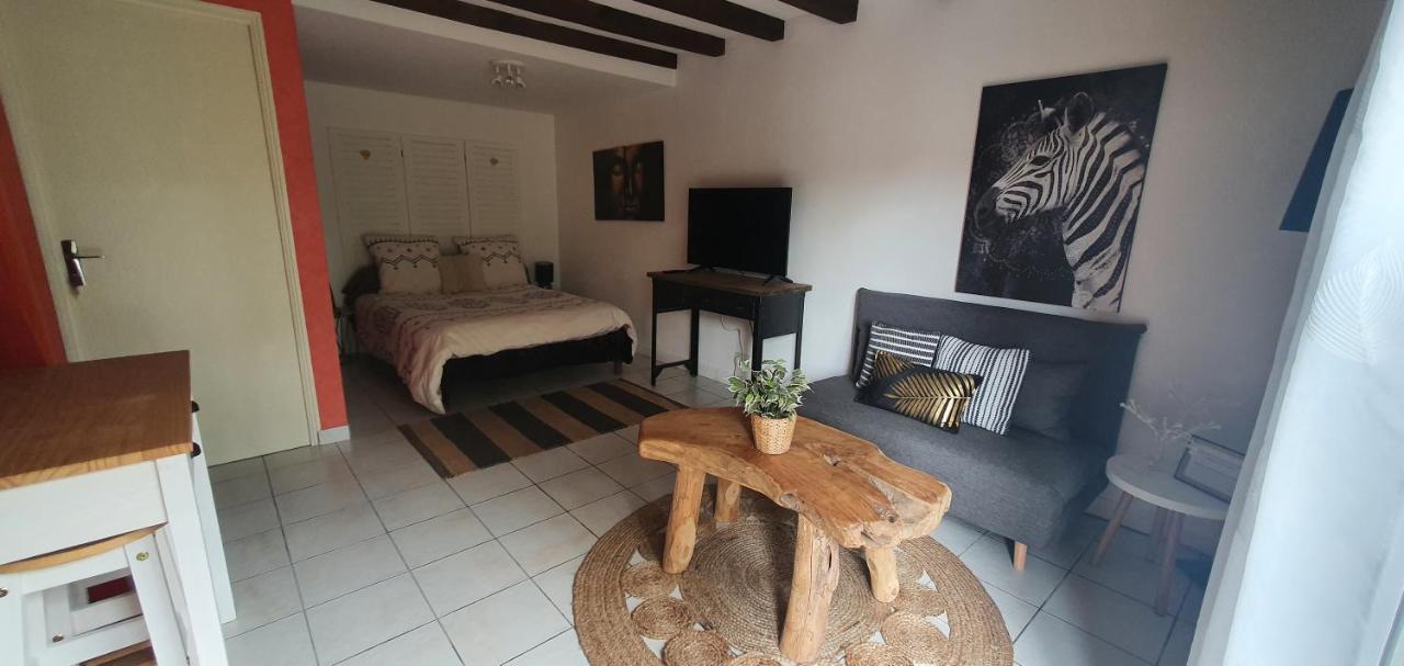 Studio Privatif Et Sa Piscine Aux Agapanthes De Cromel - Le Mont Saint-Michel Βίλα Εξωτερικό φωτογραφία