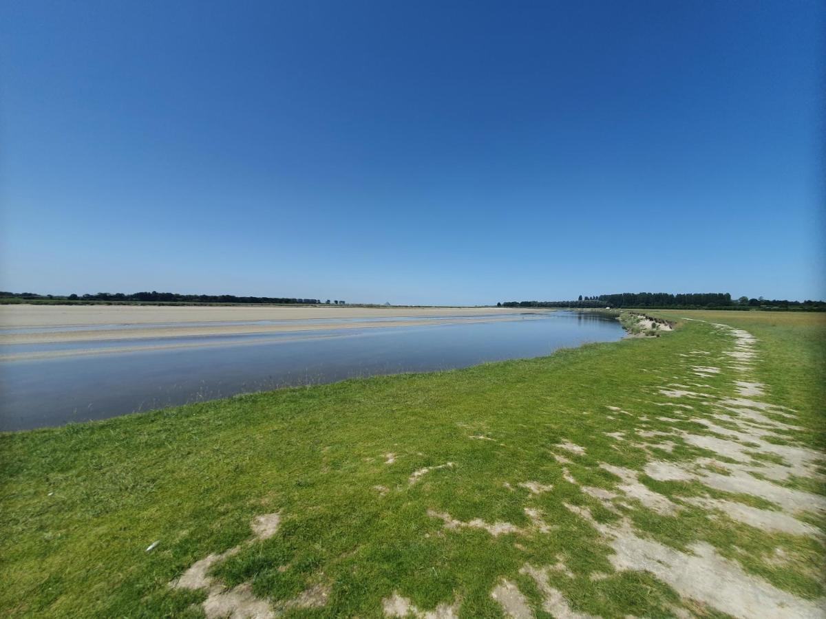 Studio Privatif Et Sa Piscine Aux Agapanthes De Cromel - Le Mont Saint-Michel Βίλα Εξωτερικό φωτογραφία